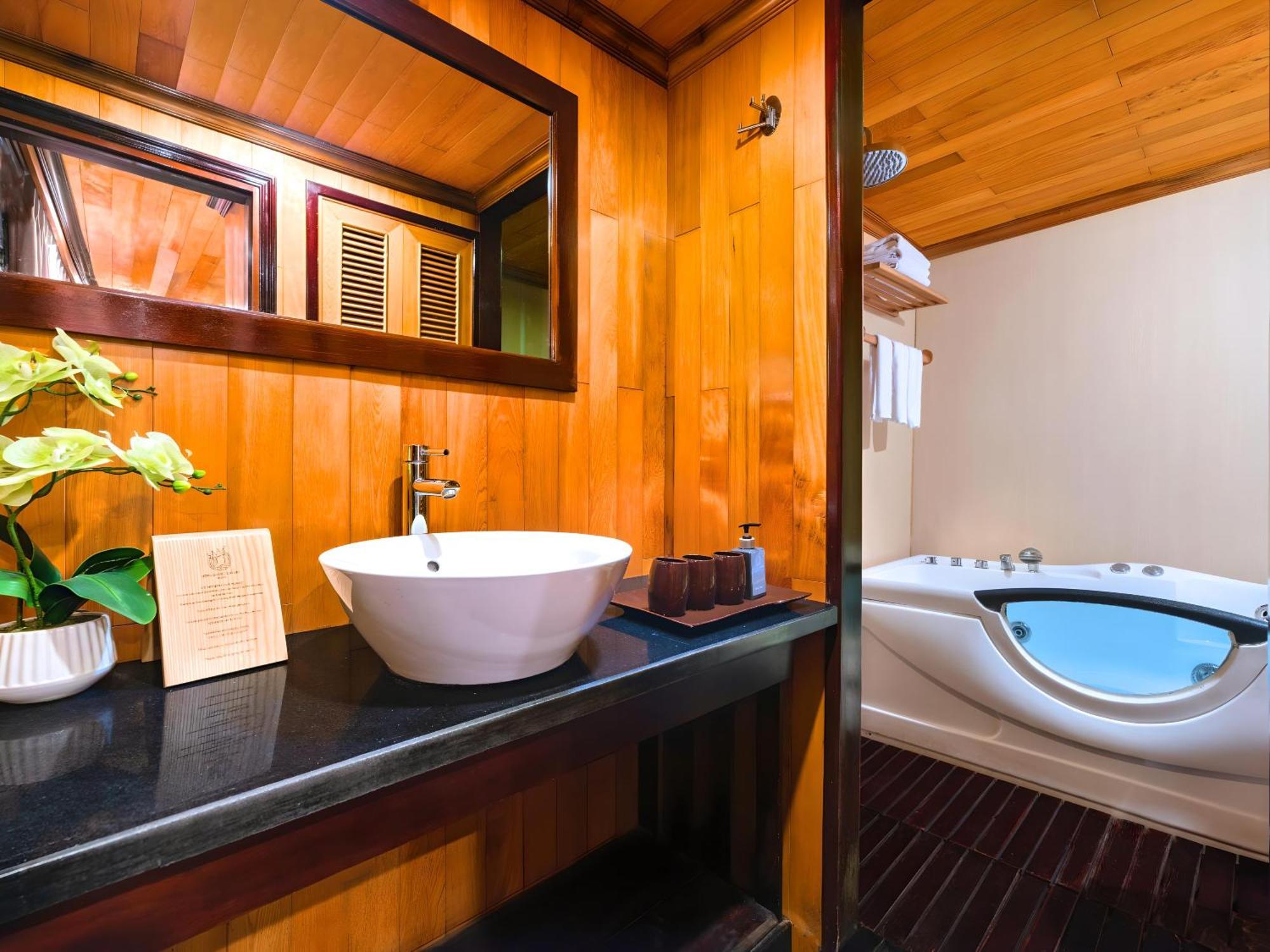 Hera Classic Boutique Cruise Ха Лонг Екстериор снимка
